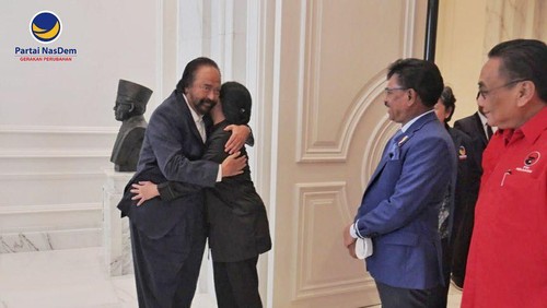 Surya Paloh peluk Puan Maharani saat bertemu di NasDem Tower