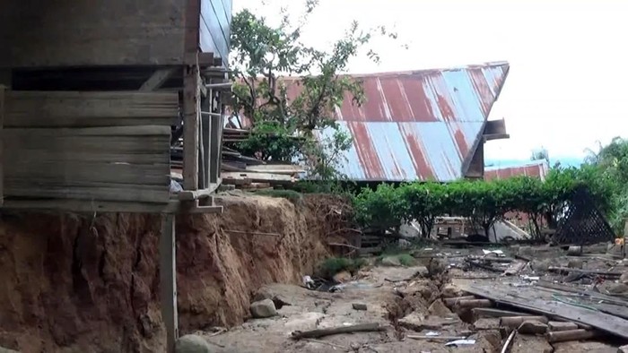 Fenomena tanah bergerak yang merusak 11 rumah di Desa Pidara, Kecamatan Balla, Kabupaten Mamasa, Sulawesi Barat (Sulbar) masih menghantui warga setempat.
