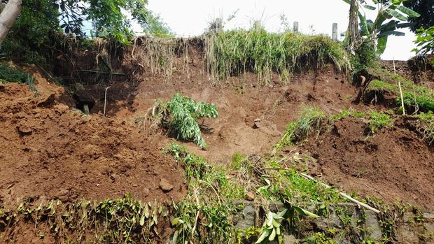 Tanah longsor di Kelurahan Kertamaya, Bogor Selatan, Kota Bogor, Minggu (21/8/2022).