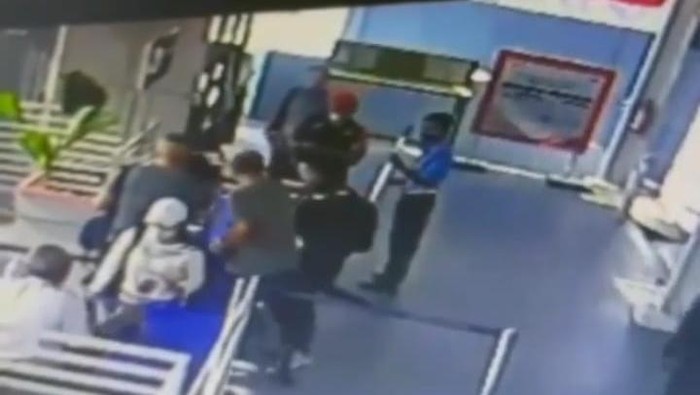 Tangkapan layar video viral petugas KA Stasiun Paledang, Bogor, dilecehkan penumpang, Senin (22/8/2022).