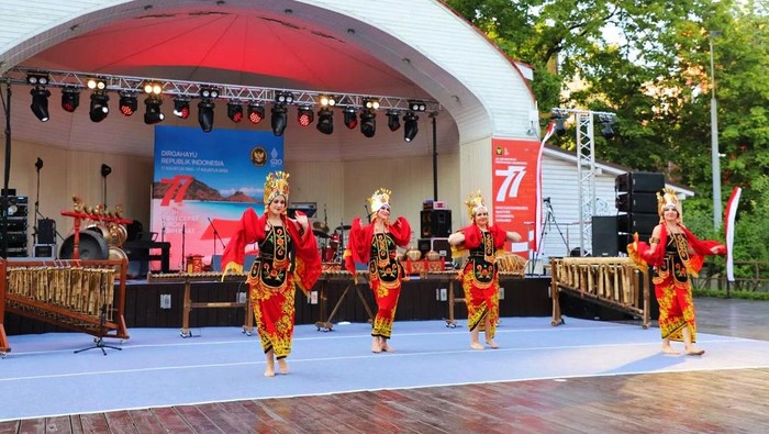 tarian gandrung di moskow