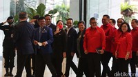 Puan Maharani didampingi oleh Sekjen PDI Perjuangan Hasto Kristiyanto hingga Ketua Bappilu PDIP Bambang Wuryanto. Selain itu beberapa kader PDI Perjuangan lainnya terlihat mengawal.