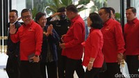 Surya Paloh tidak menyambut langsung Puan di pintu NasDem Tower. Namun, ada beberapa kader NasDem termasuk Sekjen Johnny G Plate Ketua DPP NasDem Willy Aditya dan Rachmat Gobel yang menyambut kedatangan Puan. Mereka kemudian langsung menuju ke ruang pertemuan.