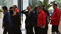 Puan melambaikan tangan ke awak media. Sebelumnya, Puan membocorkan pertemuan tersebut bagian dari silaturahmi yang dijalin dari dua partai.