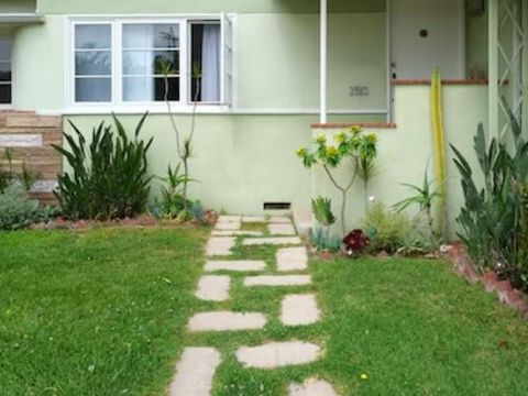 Contoh teras rumah minimalis.