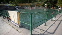Orang-orang berenang di kolam utama di pemandian air panas Bad Fischau. Hanya tersisa satu kolam utama untuk pemandian.