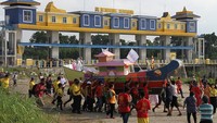 Kapal Tongkang kertas ini diarak sebelum dibakar di lapangan terbuka. Selain itu ritual tersebut sebagai bentuk rasa syukur atas limpahan rezeki yang didapat umat manusia khususnya masyarakat Tionghoa.  