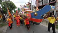 Replika tongkang panjang 8 meter dan lebar 2 meter itu diarak ribuan orang. Kapal dihias dengan cat berwarna warni hingga terkesan begitu mewah.  