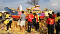 Warga mengikuti perayaan ini setiap tahun. Tradisi ini digelar untuk menghormati leluhur dan para dewa dari Negeri Tiongkok yang datang ke Nusantara dengan menggunakan kapal Tongkang.  