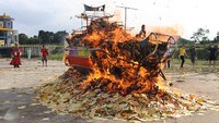 Bukan kapal sungguhan, hanya simbolis berupa replika kapal yang terbuat dari kayu dan kertas. Namun ukurannya lumayan besar.   