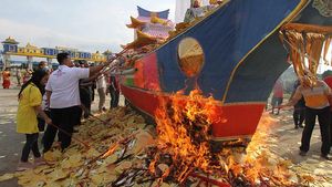 Tionghoa di Deli Serdang Gelar Tradisi Bakar Kapal Tongkang