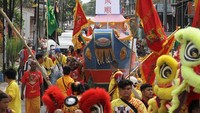 Kapal Tongkang ini dicat warna-warni yang meriah. Bermula sejak 136 tahun lalu, hingga kini ritual bakar tongkang selalu dilaksanakan.  