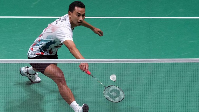 KUALA LUMPUR, MALAYSIA - JULY 06: Tommy Sugiarto of Indonesia in action against Parupalli Kashyap of India in their mens singles on day two of the Perodua Malaysia Masters at Axiata Arena on July 06, 2022 in Kuala Lumpur, Malaysia. (Photo by How Foo Yeen/Getty Images)