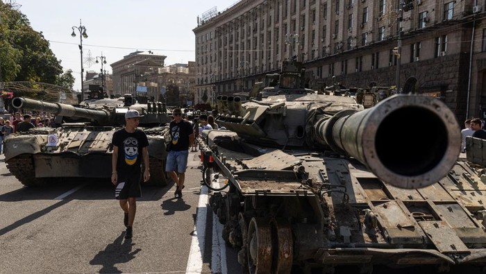 Ukraina Pamer Kendaran Tempur Rusia yang Dihancurkan A boy sits atop of a tank at an exhibition of destroyed Russian military vehicles and weapons, dedicated to the upcoming country's Independence Day, amid Russia's attack on Ukraine, in the centre of Kyiv, Ukraine August 21, 2022. REUTERS / Valentyn Ogirenko