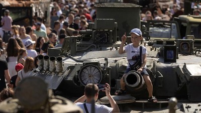 Ukraina Pamer Kendaraan Tempur Rusia yang Dihancurkan