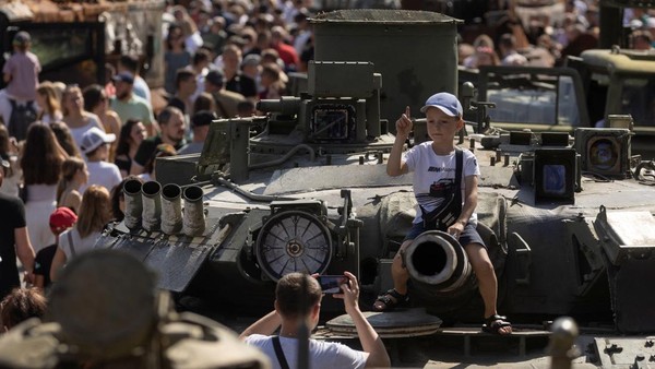 Ukraina Pamer Kendaraan Tempur Rusia yang Dihancurkan