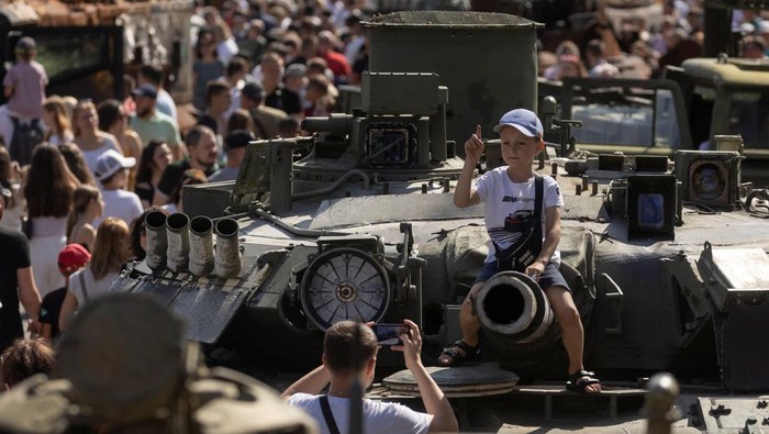 A boy sits atop of a tank at an exhibition of destroyed Russian military vehicles and weapons, dedicated to the upcoming country's Independence Day, amid Russia's attack on Ukraine, in the centre of Kyiv, Ukraine August 21, 2022. REUTERS / Valentyn Ogirenko
