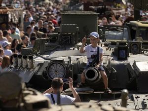 Ukraina Pamer Kendaraan Tempur Rusia yang Dihancurkan