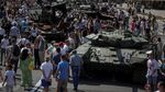 Ukraina Pamer Kendaraan Tempur Rusia yang Dihancurkan