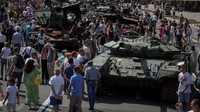 Ratusan warga turun ke jalan untuk melihat tank dan kendaraan tempur Rusia yang berhasil dihancurkan militer Ukraina, Minggu (21/8).