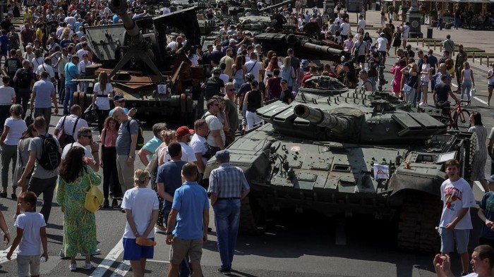 Ukraina Pamer Kendaran Tempur Rusia yang Dihancurkan A boy sits atop of a tank at an exhibition of destroyed Russian military vehicles and weapons, dedicated to the upcoming country's Independence Day, amid Russia's attack on Ukraine, in the centre of Kyiv, Ukraine August 21, 2022. REUTERS / Valentyn Ogirenko
