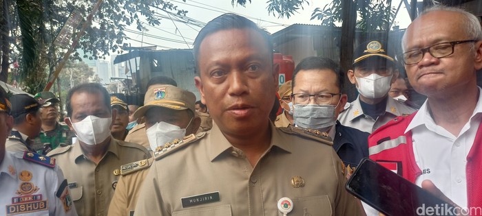 Wali Kota Jakarta Selatan (Walkot Jaksel) Munjirin saat mendatangi lokasi kebakaran di Simprug, Kebayoran Lama (Adrial Akbar/detikcom)