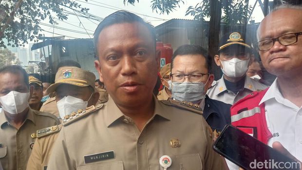 Wali Kota Jakarta Selatan (Walkot Jaksel) Munjirin saat mendatangi lokasi kebakaran di Simprug, Kebayoran Lama (Adrial Akbar/detikcom)