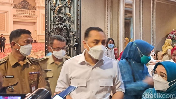 Wali Kota Surabaya Eri Cahyadi saat menyampaikan imbauan tentang cacar monyet