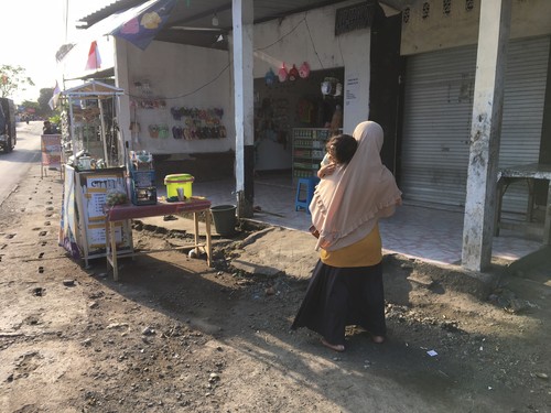 Warga di Mataram panik akibat gempa yang berpusat di Kuta Bali, Senin (22/8/2022).