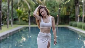 8 Cara Stylish Wulan Guritno Pamer Perut Rata Pakai Crop Top