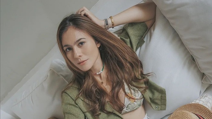 Wulan Guritno Gaya Wulan Guritno pakai crop top.