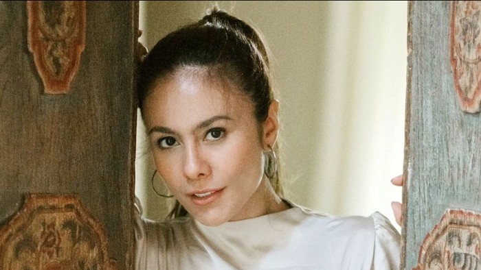 Wulan Guritno Gaya Wulan Guritno pakai crop top.