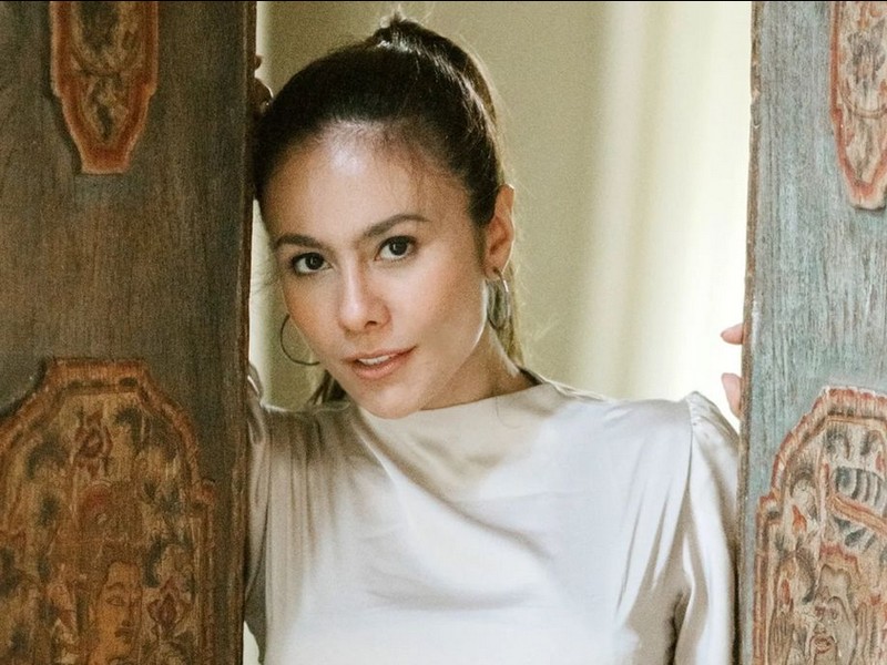 Gaya Wulan Guritno pakai crop top.