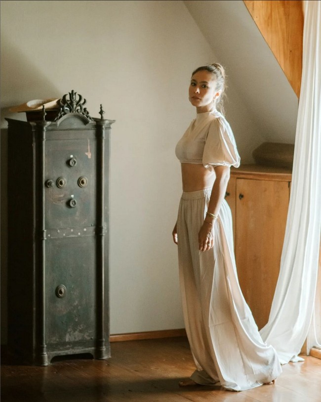 Wulan Guritno memamerkan perut ratanya dengan crop top. Untuk tampil stylish tanpa terkesan vulgar atau berlebihan, wanita 41 tahun ini memadukannya dengan rok panjang, blazer, jas atau celana high-waist. Foto: Instagram/@wulanguritno