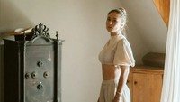 Cantiknya Wulan Guritno dengan crop top. Foto: Instagram/@wulanguritno