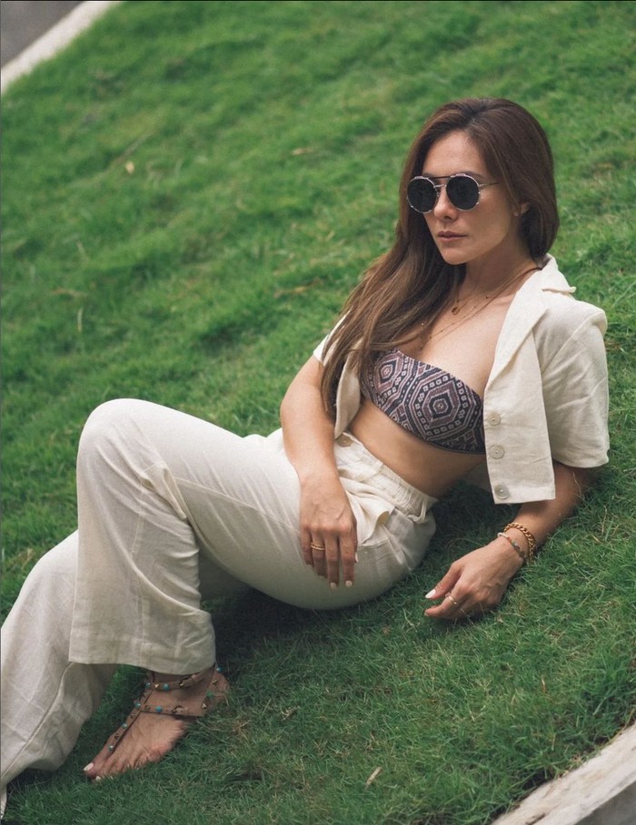 Wulan Guritno Gaya Wulan Guritno pakai crop top.