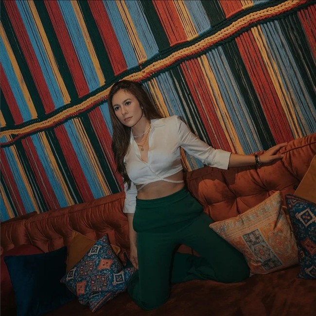 “Nearly everyday. Ya paling 2 kali dalam seminggu enggak. Makanan asupan aku jaga dan terus positif, jelasnya. Foto: Instagram/@wulanguritno