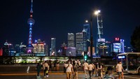 Pencakar langit di are The Bund ini paling menarik dinikmati di malam hari ketika semua lampunya menyala gemerlap. Foto: AFP via Getty Images/HECTOR RETAMAL