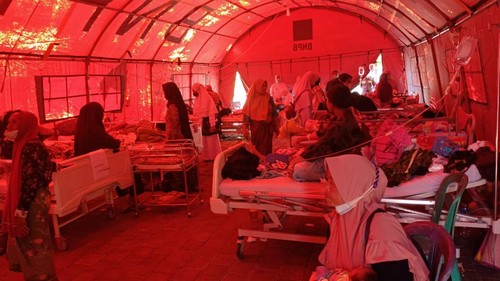 15 pasien di RSUD dr. Soejono Selong Lombok Timur tidur di tenda pasca gempa bumi yang berpusat di Selatan Pulau Bali, Selasa (23/8/2022).