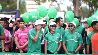Business Executive Officer Beverages Business Unit PT Nestle Indonesia Mirna Tri Handayani melakukan flag off pada kegiatan Road to MILO ACTIV Indonesia Race (MAIR) 2022 bersama para pacer Fun Run 6,2 K.