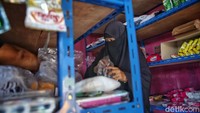 Toko kelontong dan sembako Samsul menjadi ramai. Samsul menjadi agen BRIlink sejak 3 tahun lalu selain profesi utamanya sebagai guru di SMPN 2 Batu Belah.  
