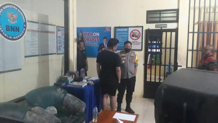 Anggota DPRD Polman inisial AR (kaos hitam) diamankan di kantor BNNK Polman.