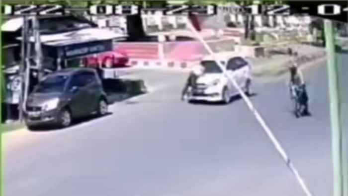 Anggota polisi di Gowa, Sulsel, terseret mobil di jalanan.