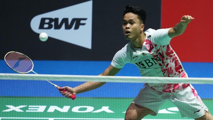TOKYO, JAPAN - AUGUST 22: Anthony Sinisuka Ginting of Indonesia competes in the Mens Singles First Round match against Ygor Coelho of Brazil on day one of the BWF World Championships at Tokyo Metropolitan Gymnasium on August 22, 2022 in Tokyo, Japan. (Photo by Toru Hanai/Getty Images)