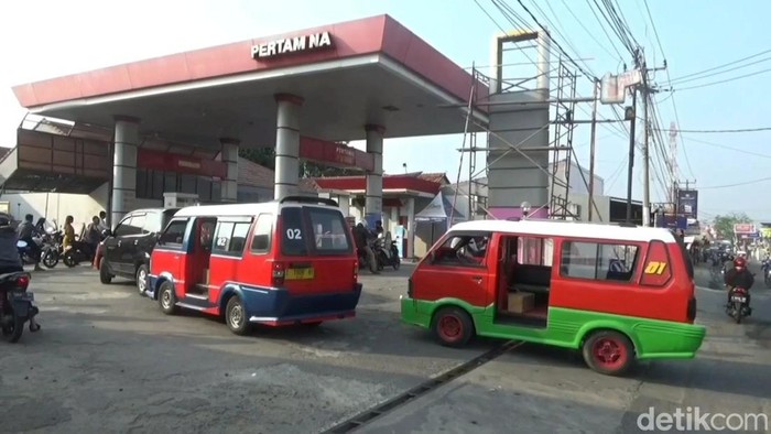 Antrean angkot di salah satu SPBU Purwakarta.
