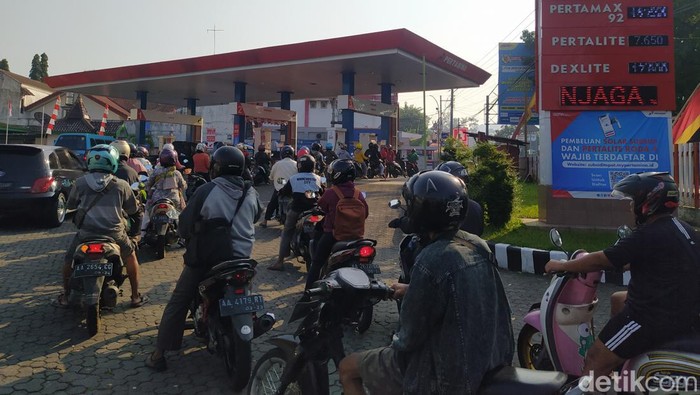 Suasana antrean pembelian Peralite di SPBU Pakelan, Bulurejo, Kecamatan Mertoyudan, Kabupaten Magelang.