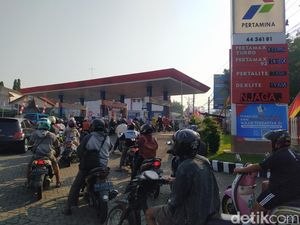 Antrean Pembeli Pertalite di SPBU Magelang, Pertamina: Pasokan Jateng-DIY Aman