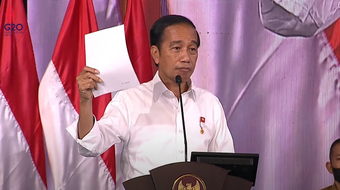 Presiden Joko Widodo (Jokowi) geram karena APBN hingga APBD terus-terusan dipakai untuk beli barang-barang impor. Jokowi pun mewajibkan uang-uang rakyat itu harus dipakai untuk membeli produk-produk dalam negeri.