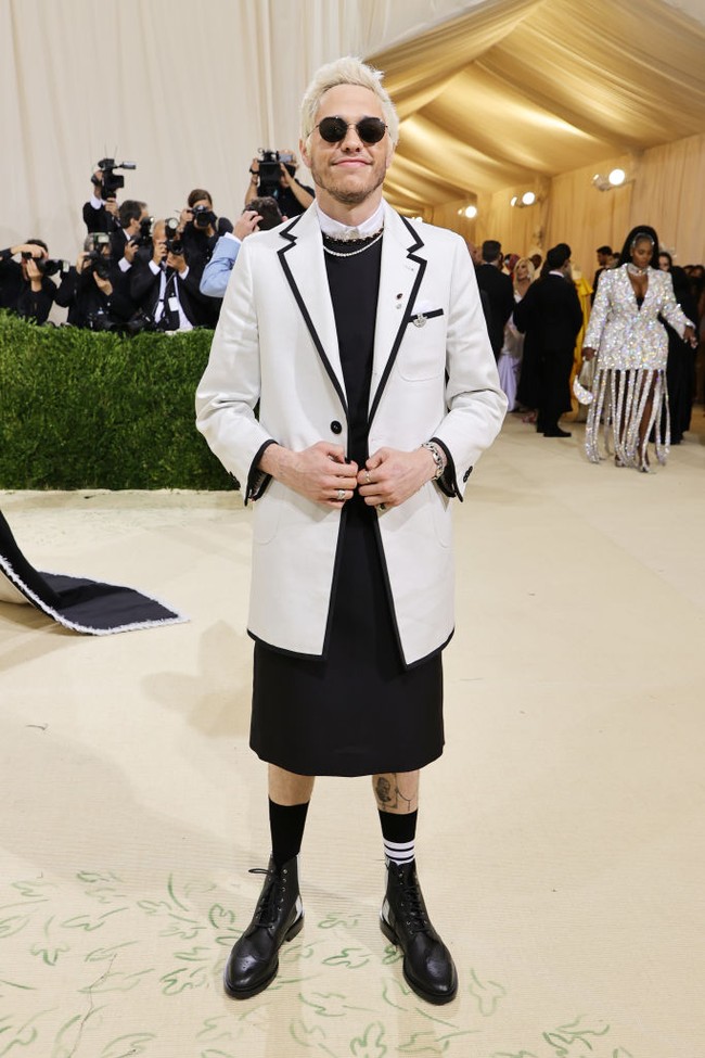 Pete Davidson memadukan kemeja putih dengan rok hitam, serta boots berwarna senada untuk Met Gala 2021 di New York City. Foto: Getty Images/Mike Coppola