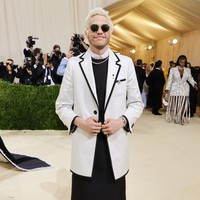 Pete Davidson memadukan kemeja putih dengan rok hitam, serta boots berwarna senada untuk Met Gala 2021 di New York City. Foto: Getty Images/Mike Coppola